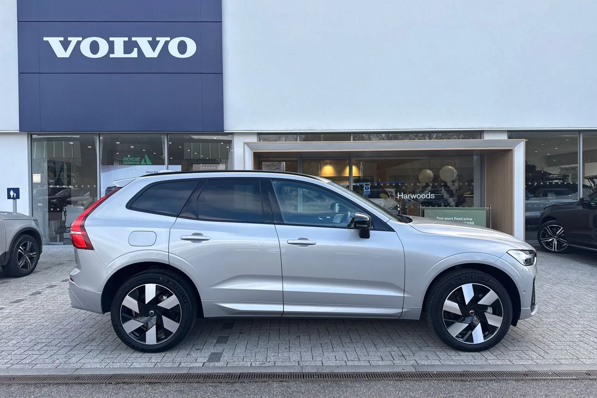 Volvo XC60 thumbnail image number 2