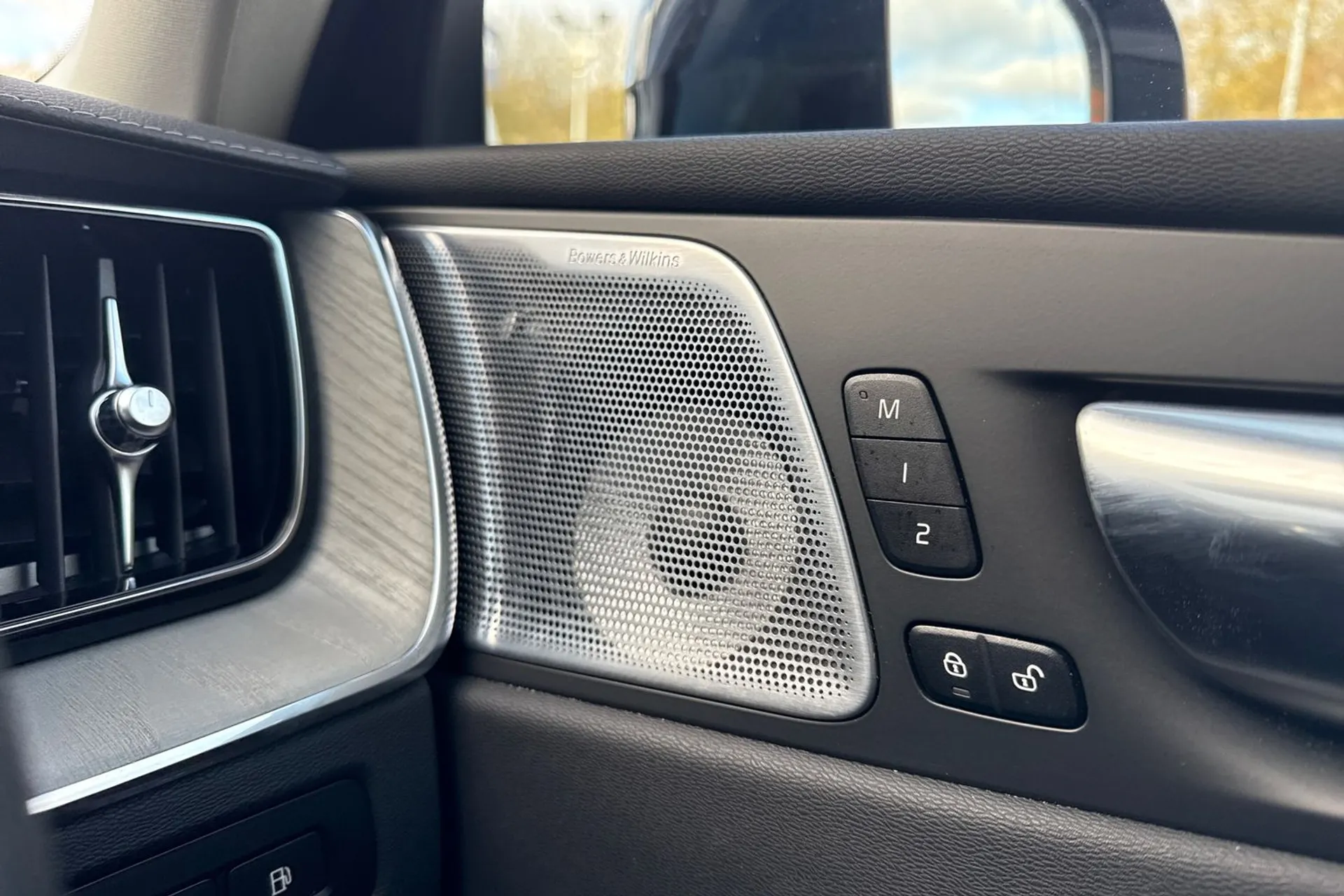 Volvo XC60 thumbnail image number 43