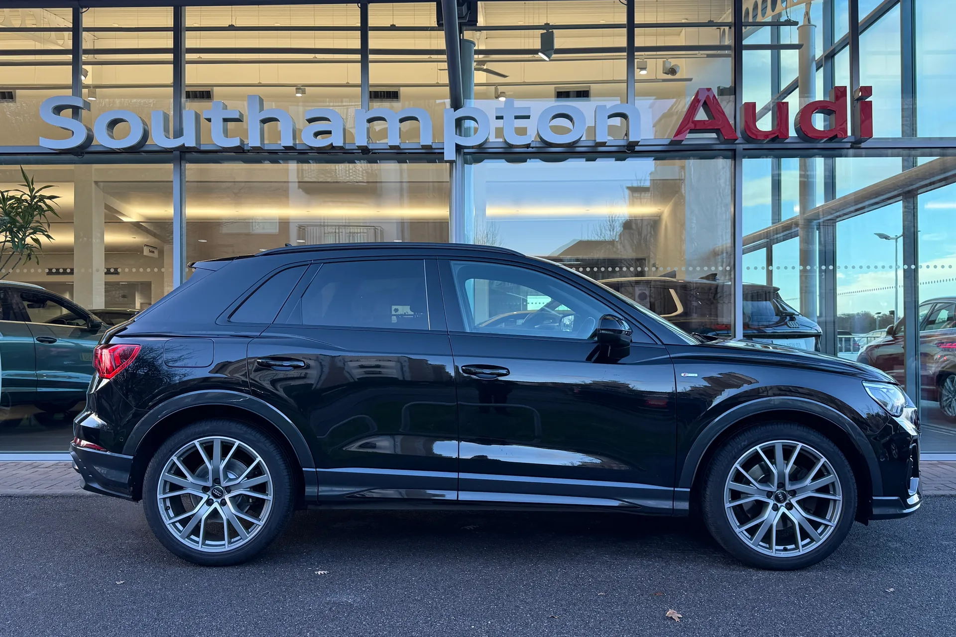 Audi Q3 thumbnail image number 2