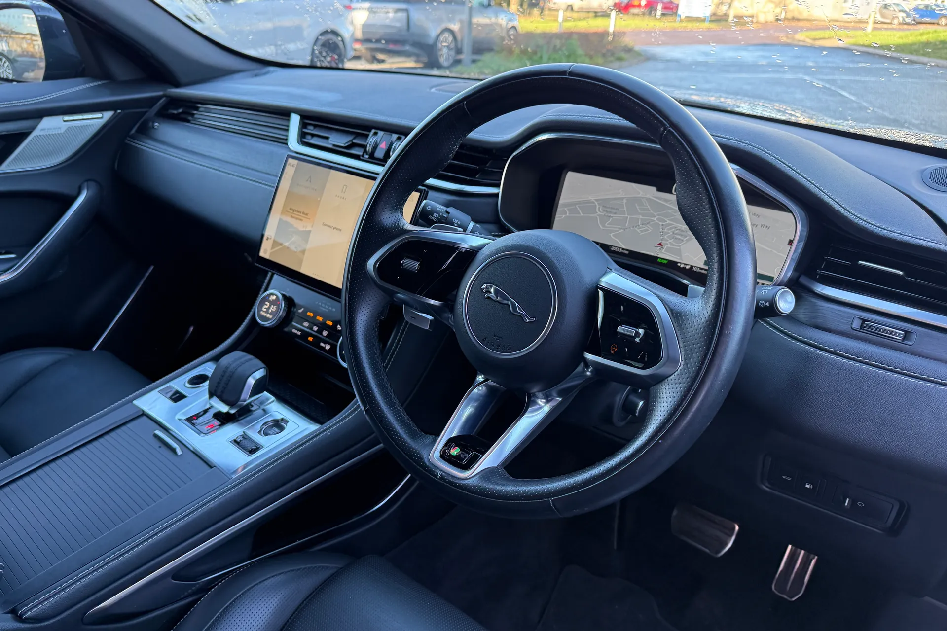 Jaguar F-PACE thumbnail image number 31