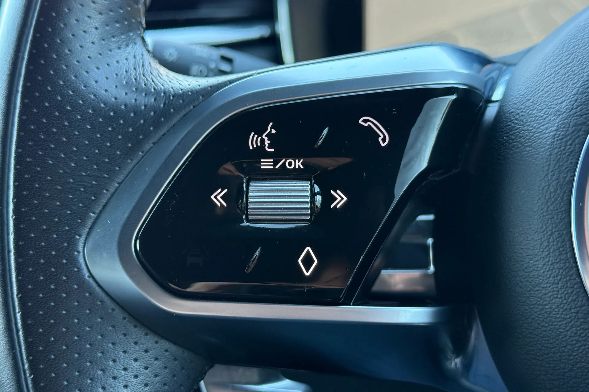 Jaguar F-PACE thumbnail image number 25