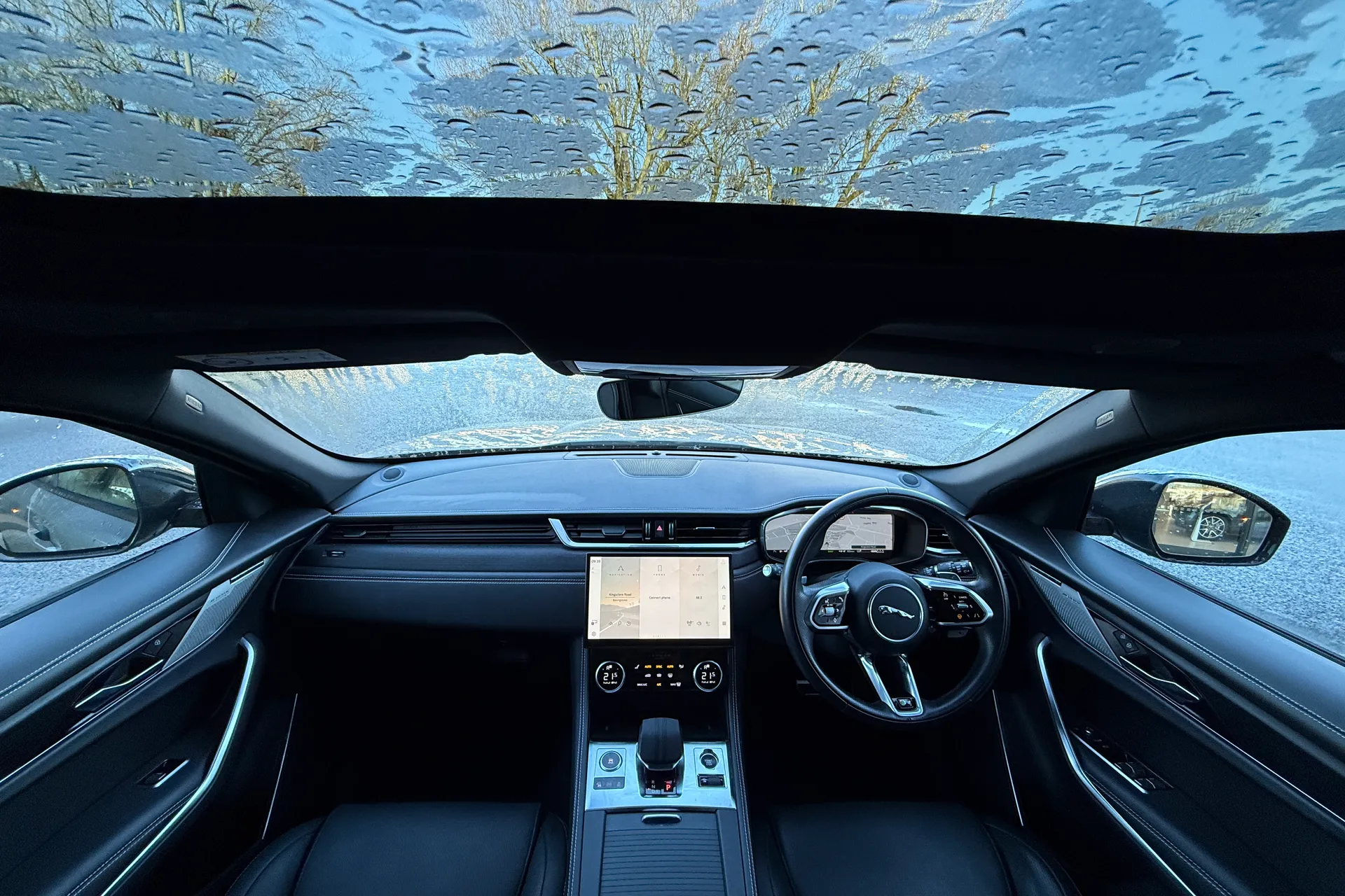 Jaguar F-PACE thumbnail image number 3