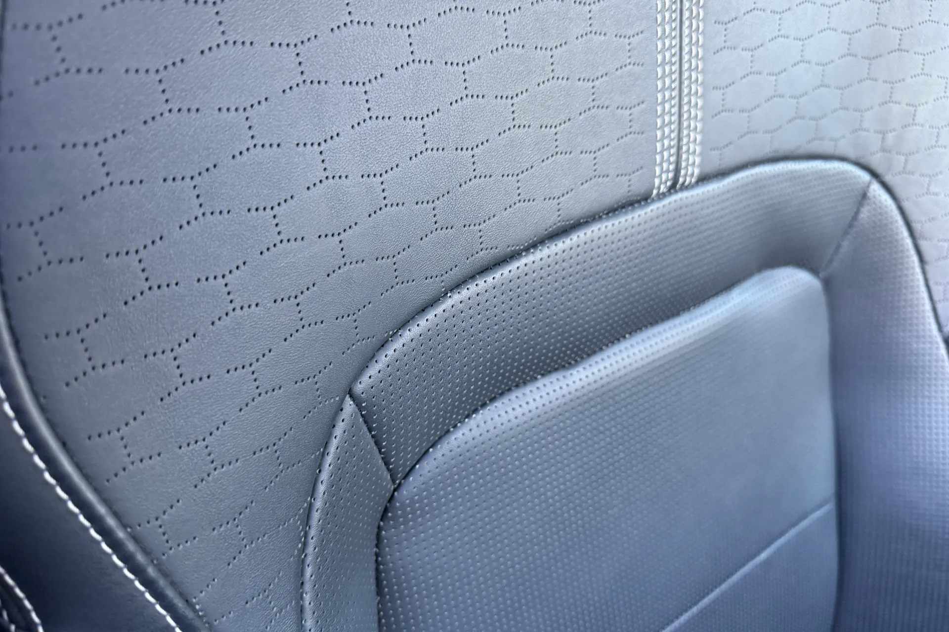 Jaguar F-PACE thumbnail image number 34