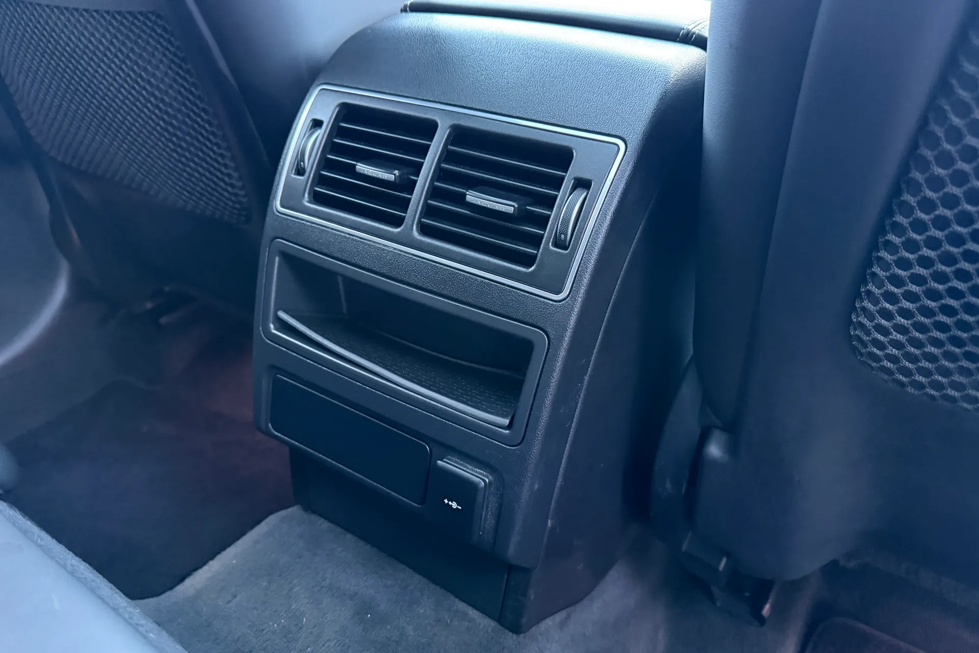 Jaguar F-PACE thumbnail image number 33