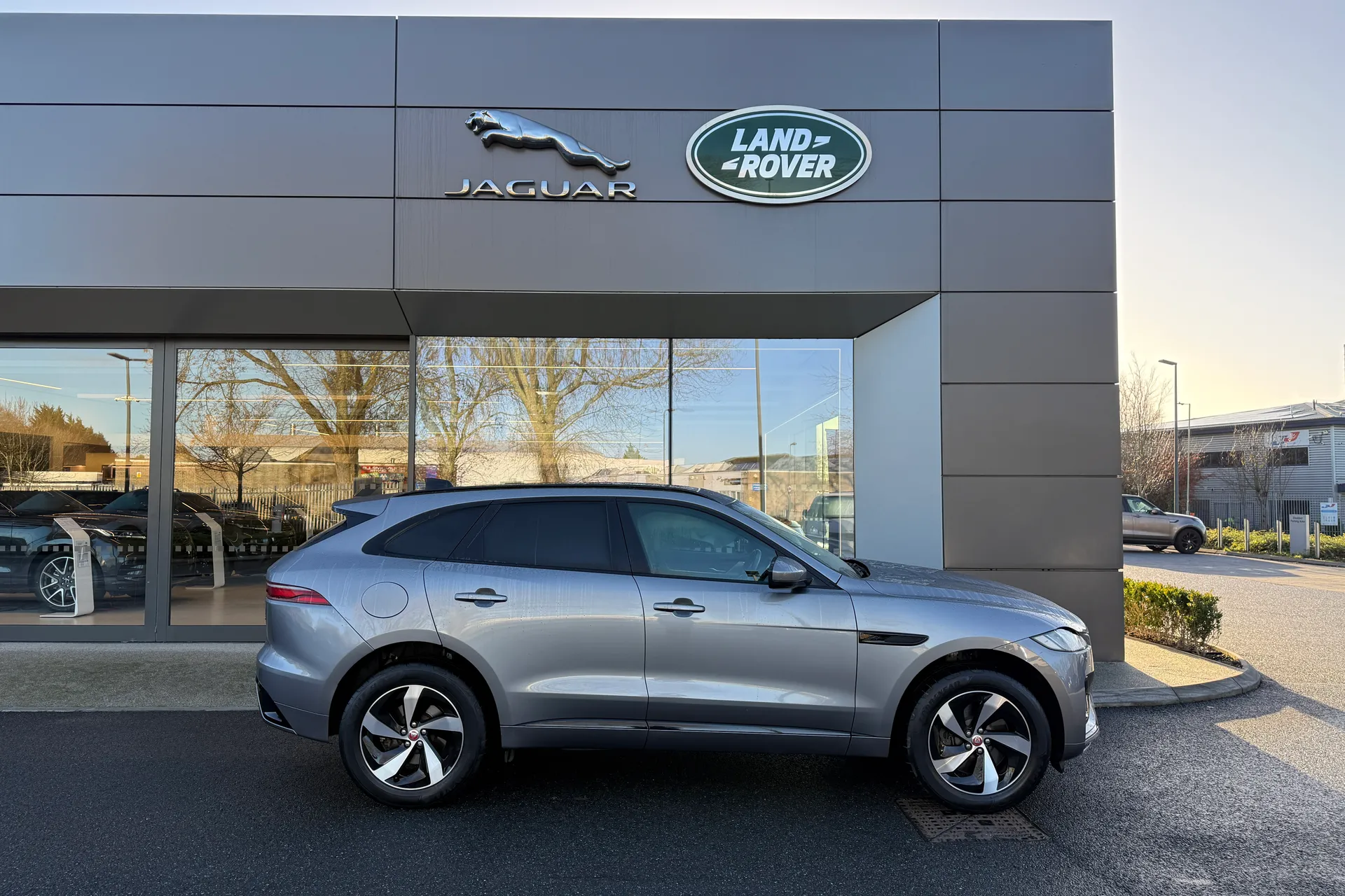 Jaguar F-PACE thumbnail image number 2