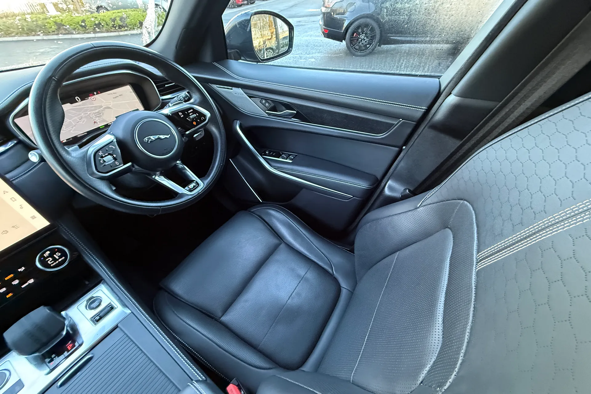 Jaguar F-PACE thumbnail image number 12