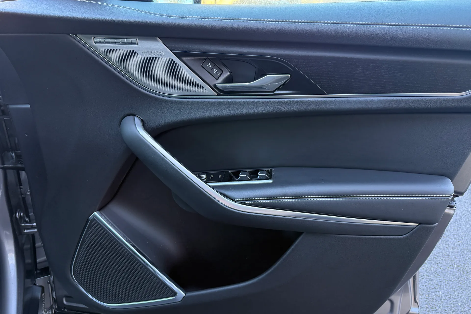 Jaguar F-PACE thumbnail image number 50