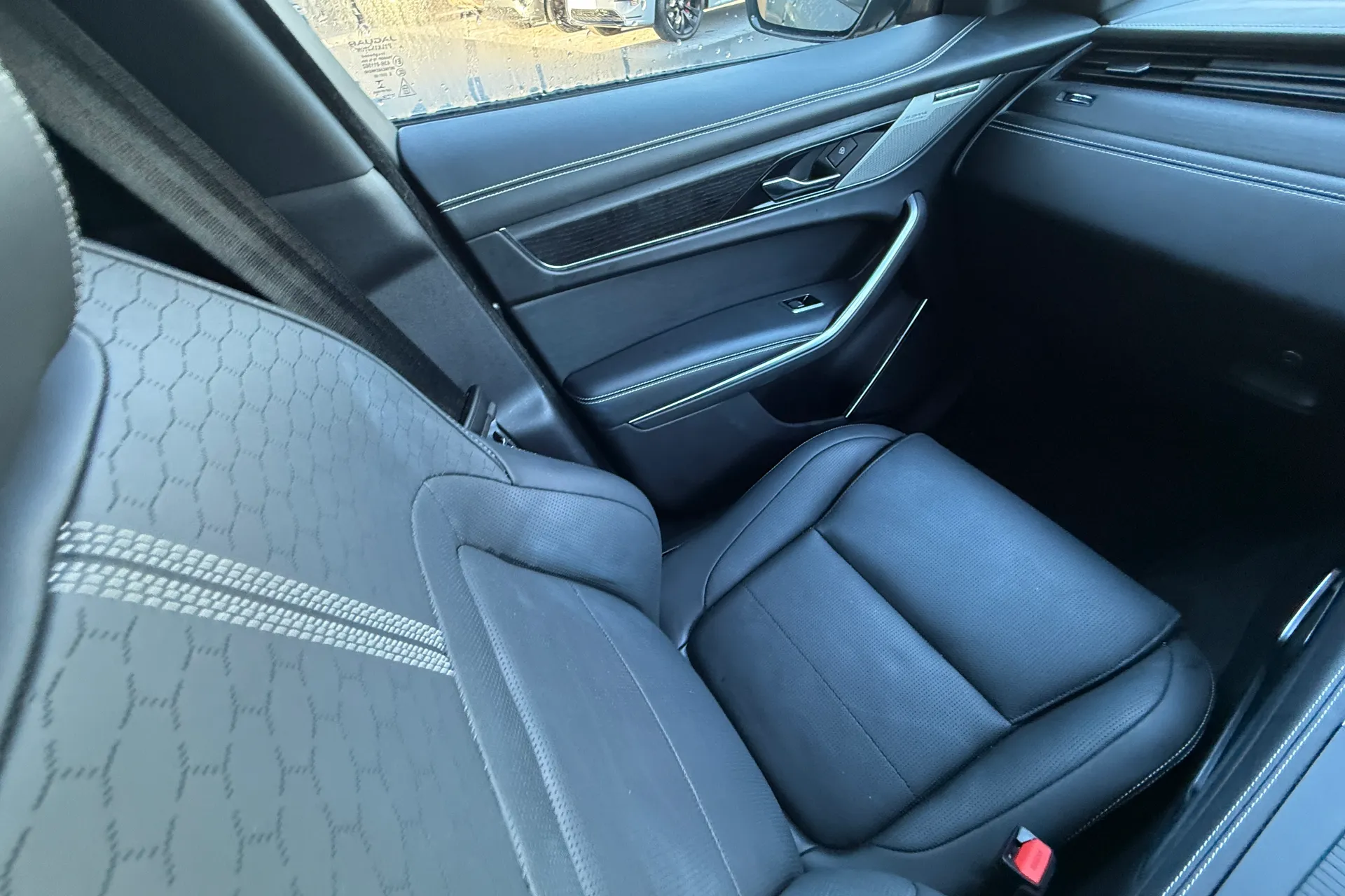 Jaguar F-PACE thumbnail image number 11