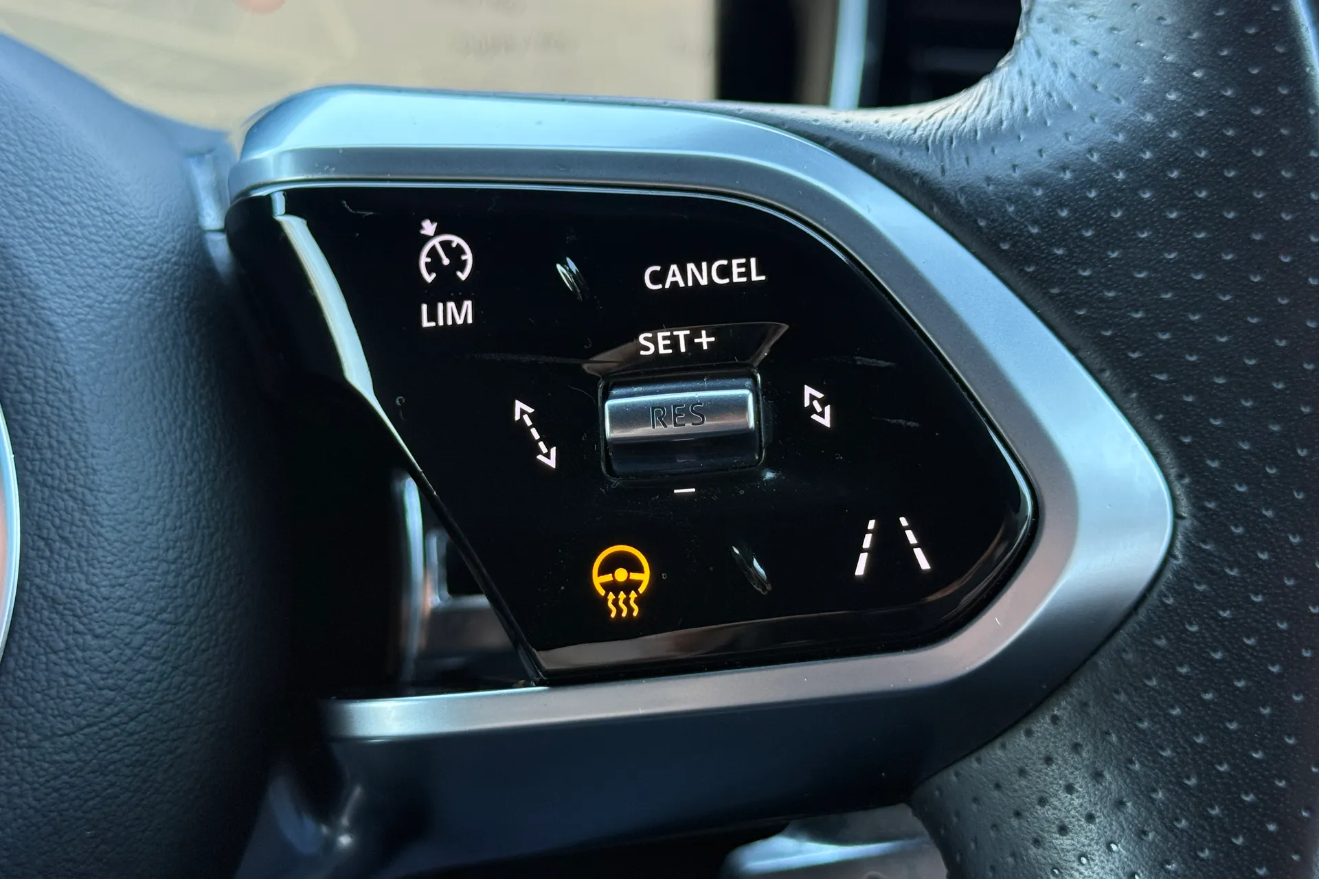 Jaguar F-PACE thumbnail image number 27