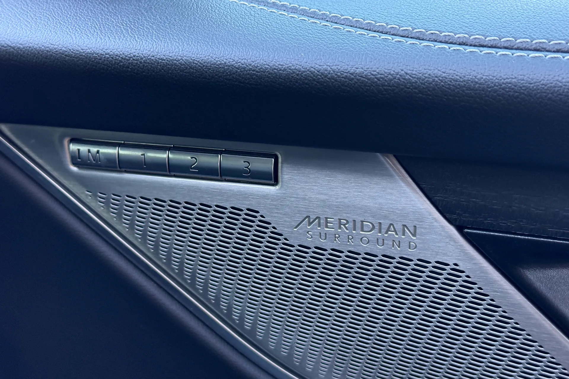 Jaguar F-PACE thumbnail image number 21