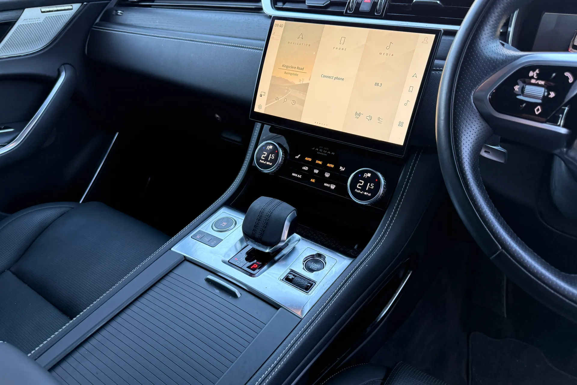 Jaguar F-PACE thumbnail image number 19