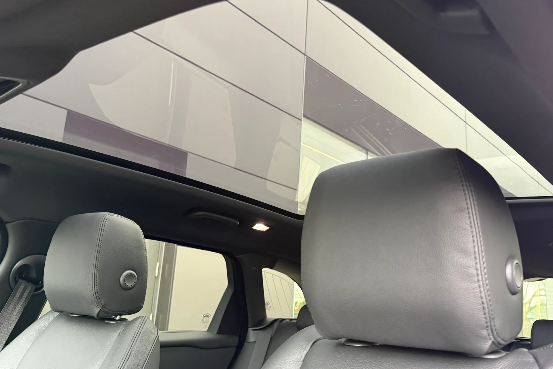 LAND ROVER RANGE ROVER VELAR thumbnail image number 4