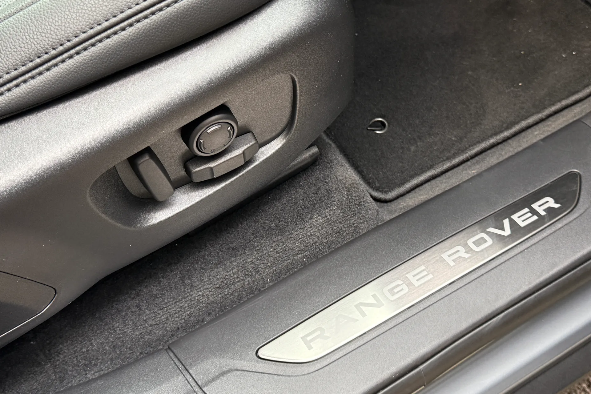 LAND ROVER RANGE ROVER VELAR thumbnail image number 46