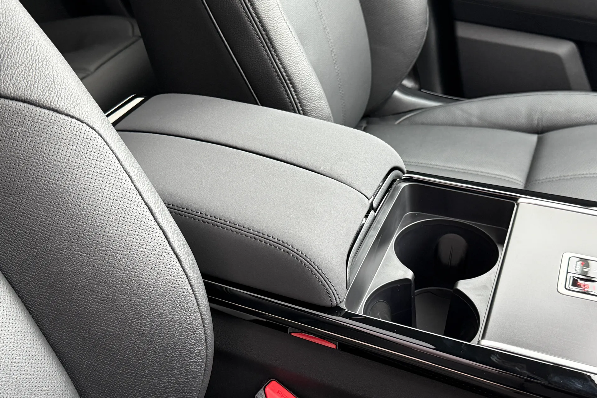 LAND ROVER RANGE ROVER VELAR thumbnail image number 39