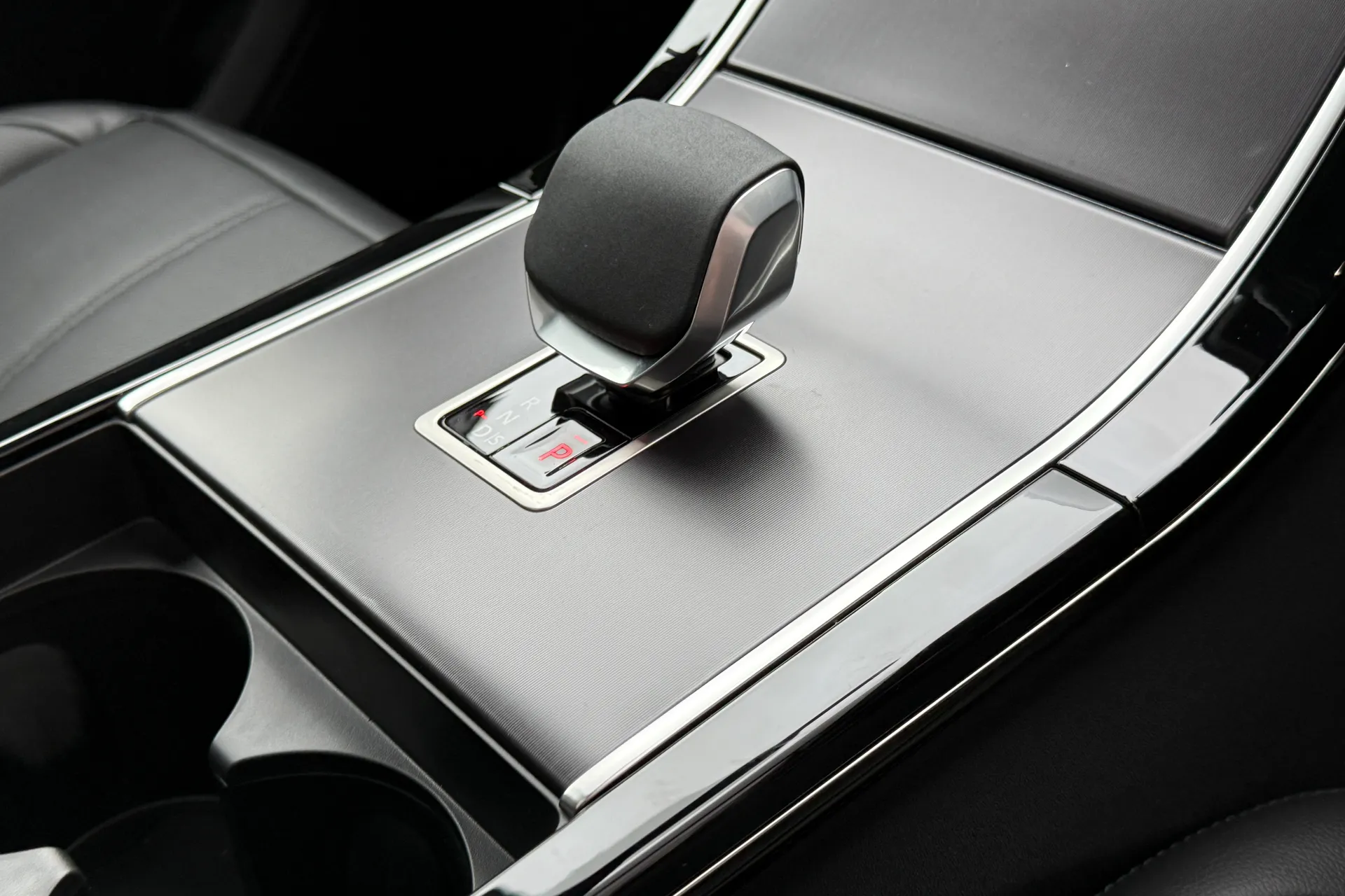 LAND ROVER RANGE ROVER VELAR thumbnail image number 24