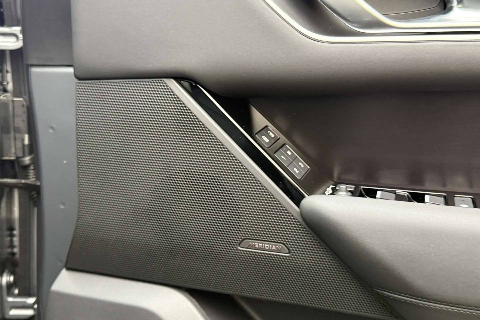 LAND ROVER RANGE ROVER VELAR thumbnail image number 47