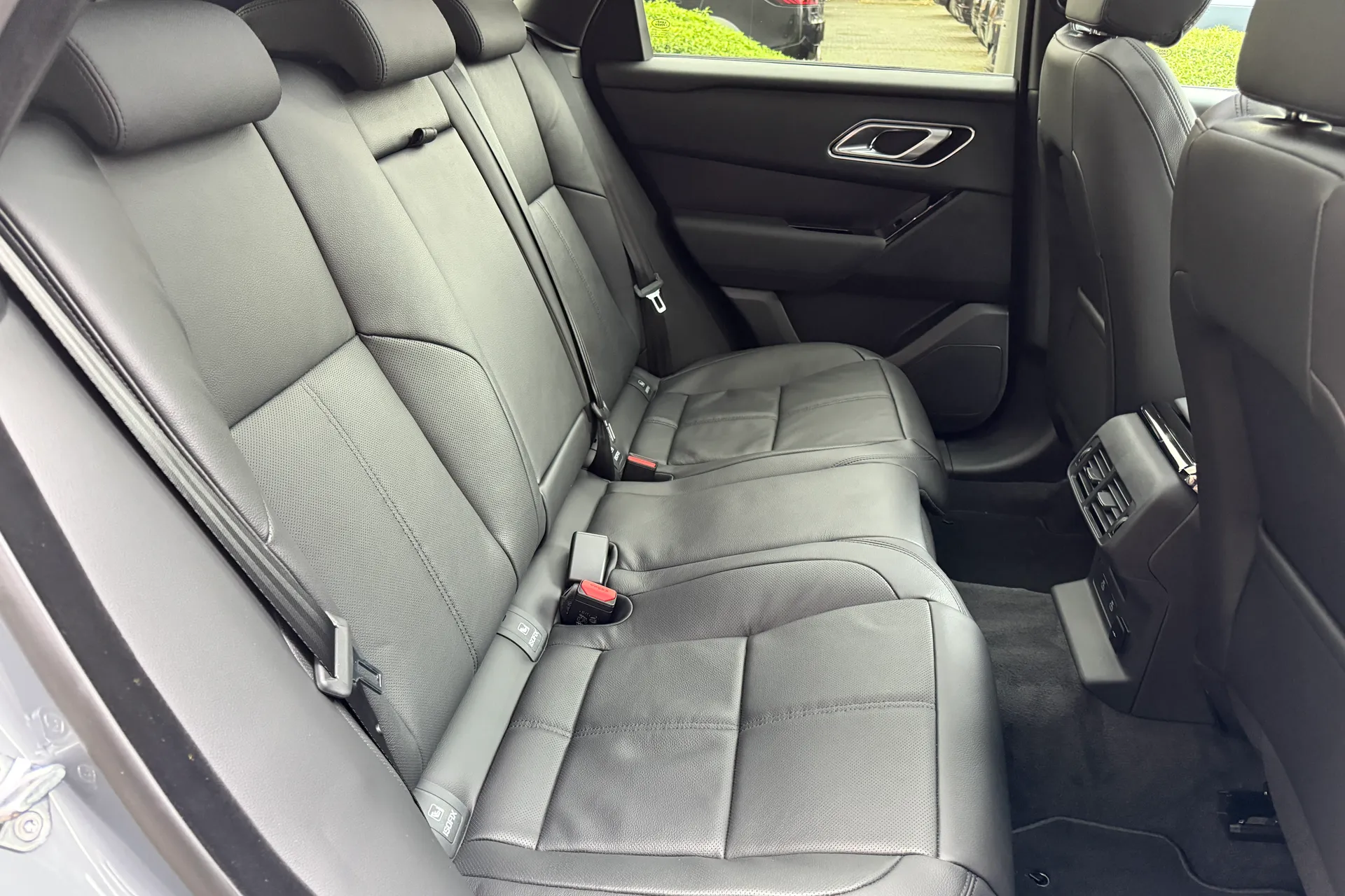 LAND ROVER RANGE ROVER VELAR thumbnail image number 32