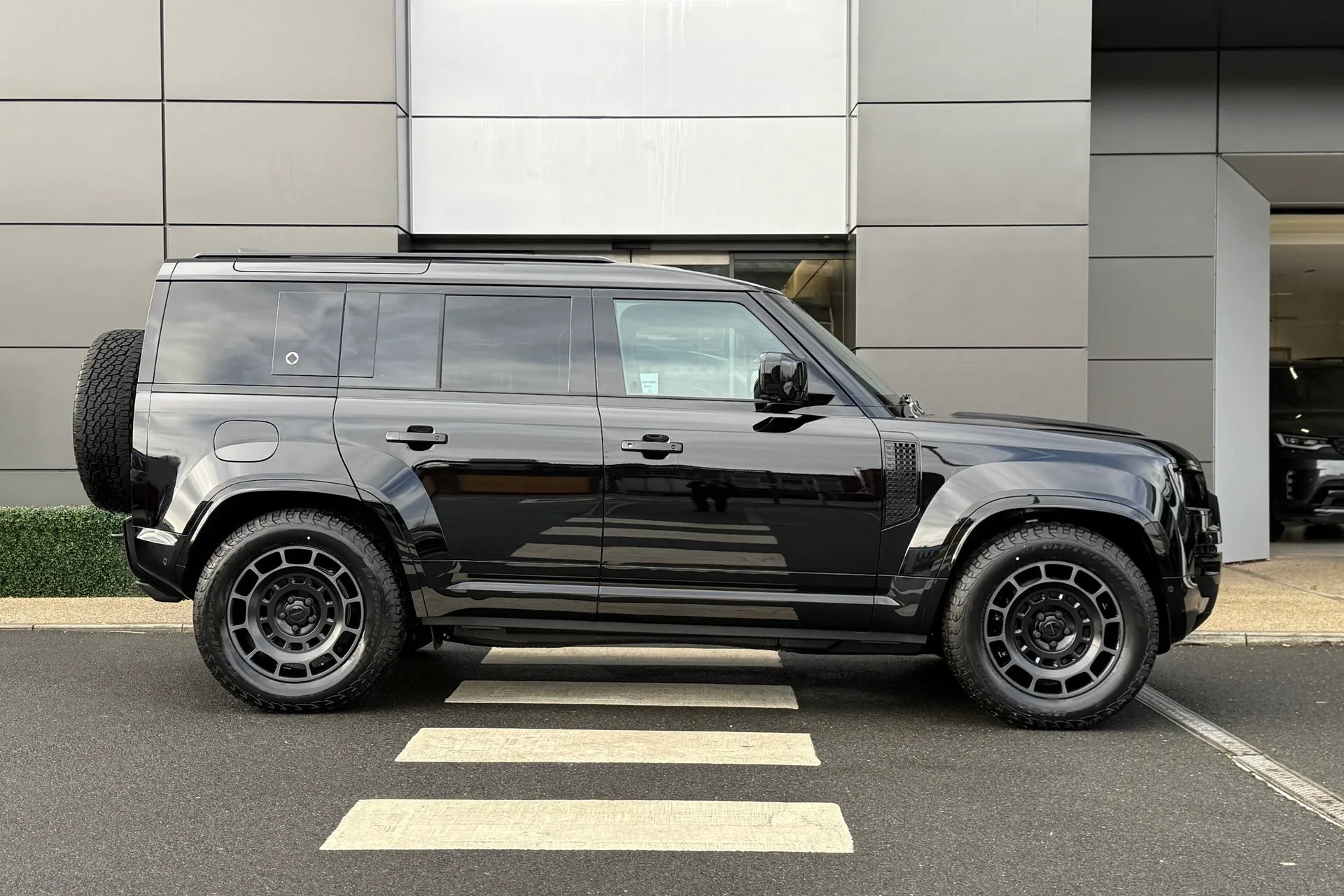 LAND ROVER Defender 110 thumbnail image number 2