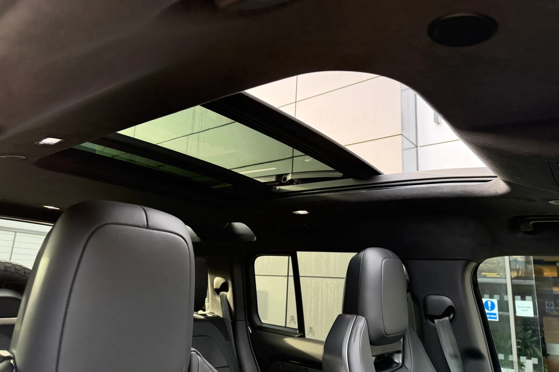 LAND ROVER Defender 110 thumbnail image number 10