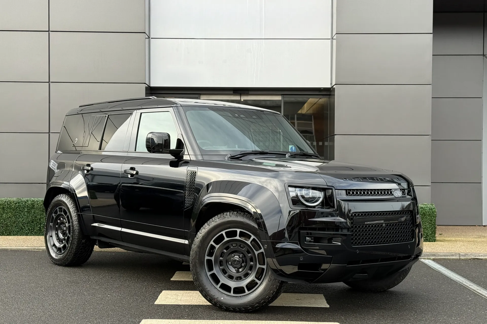 LAND ROVER Defender 110 focused image