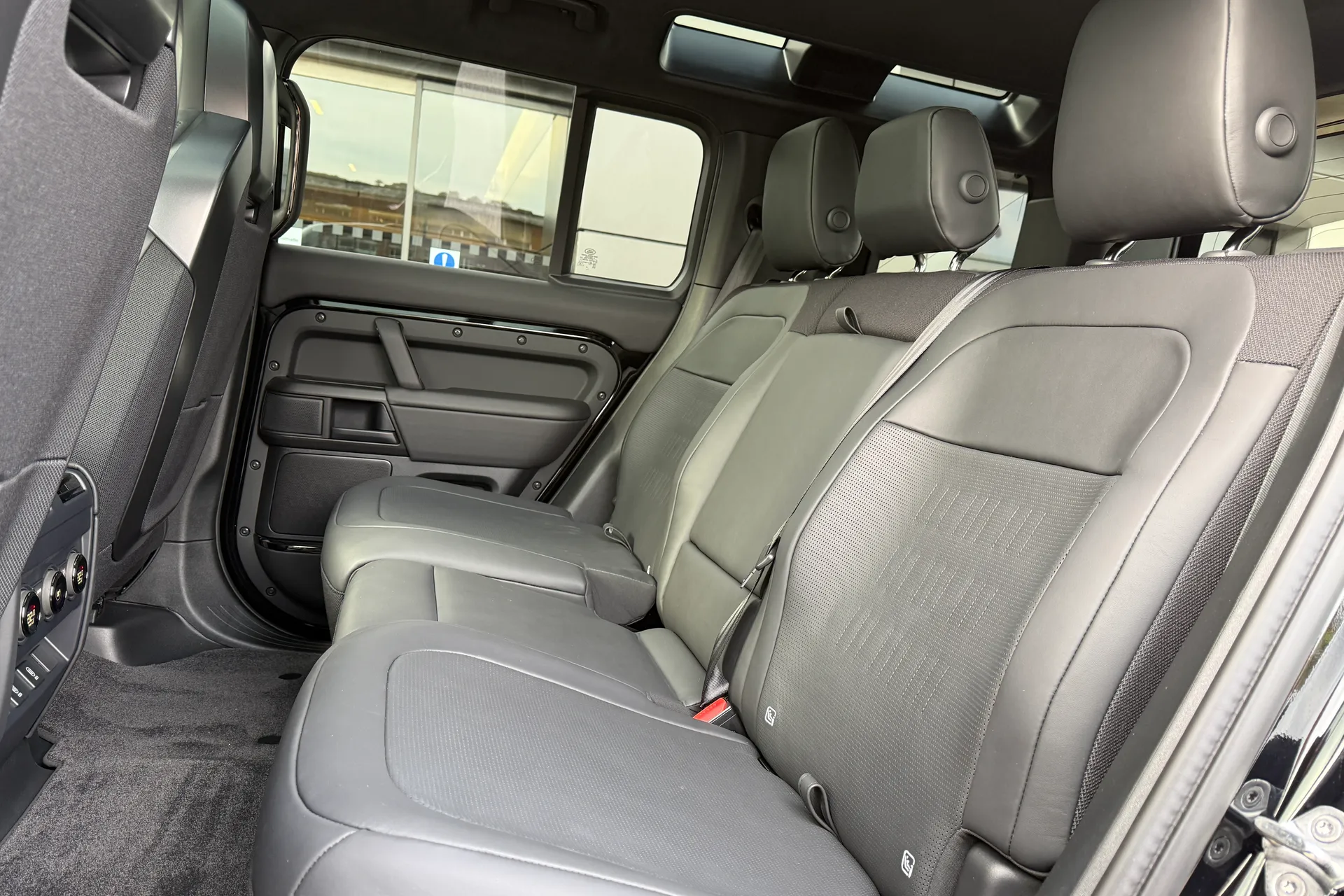 LAND ROVER Defender 110 thumbnail image number 70