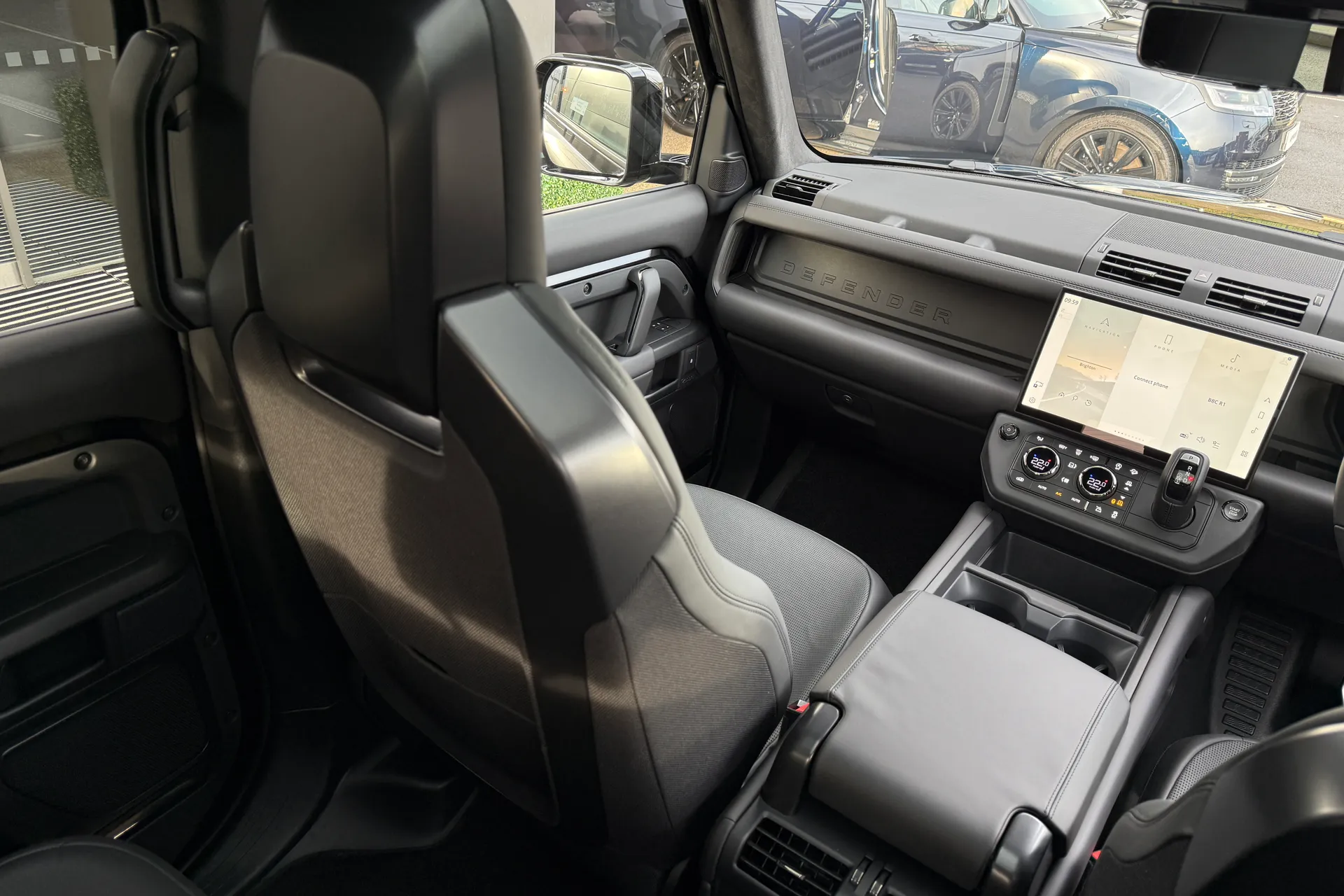 LAND ROVER Defender 110 thumbnail image number 64