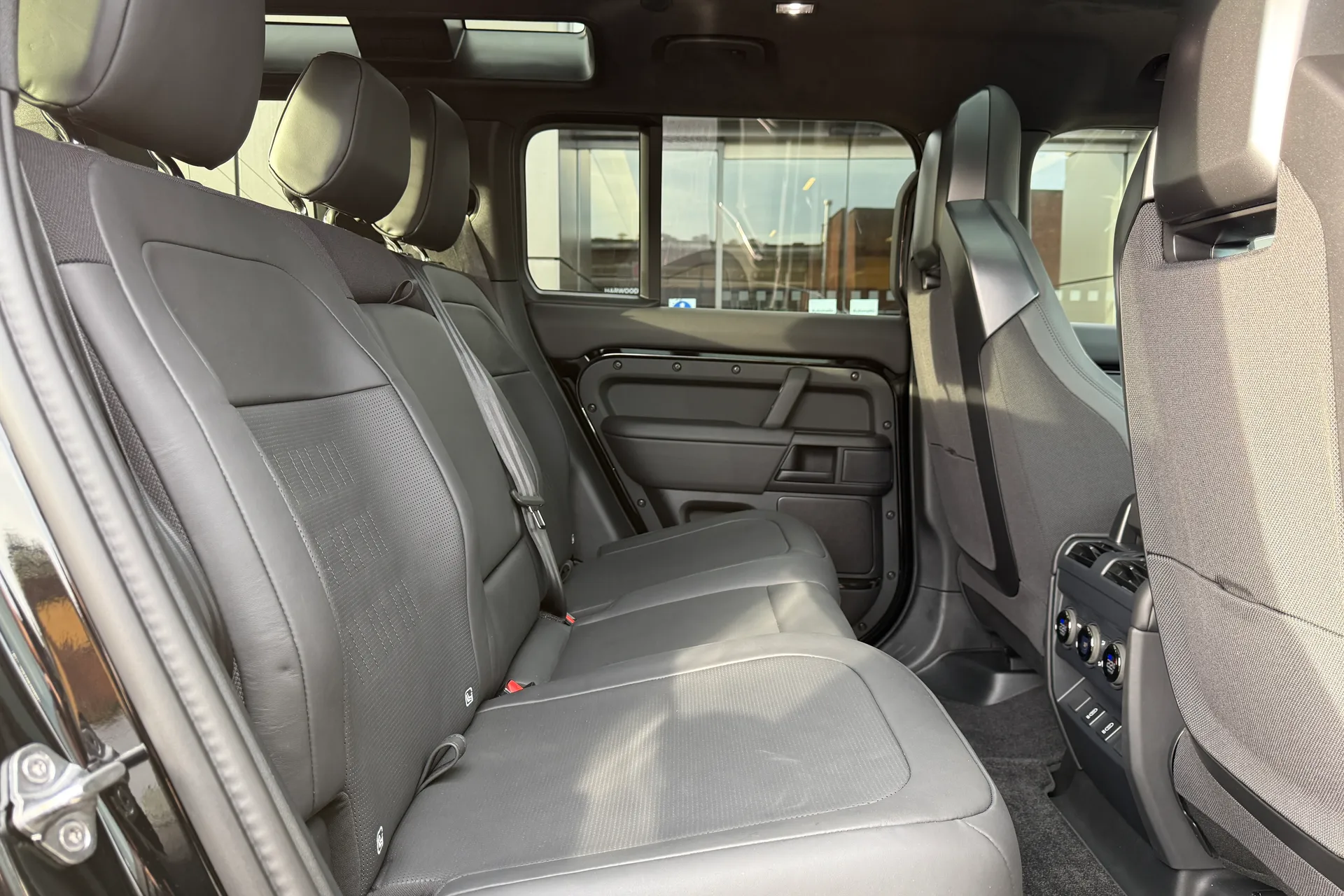 LAND ROVER Defender 110 thumbnail image number 29