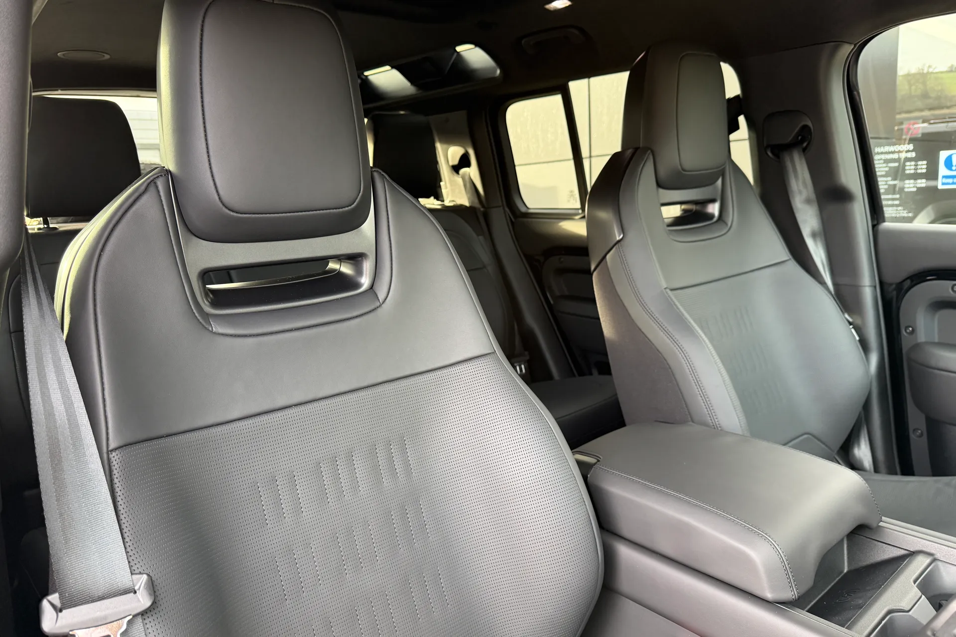 LAND ROVER Defender 110 thumbnail image number 25