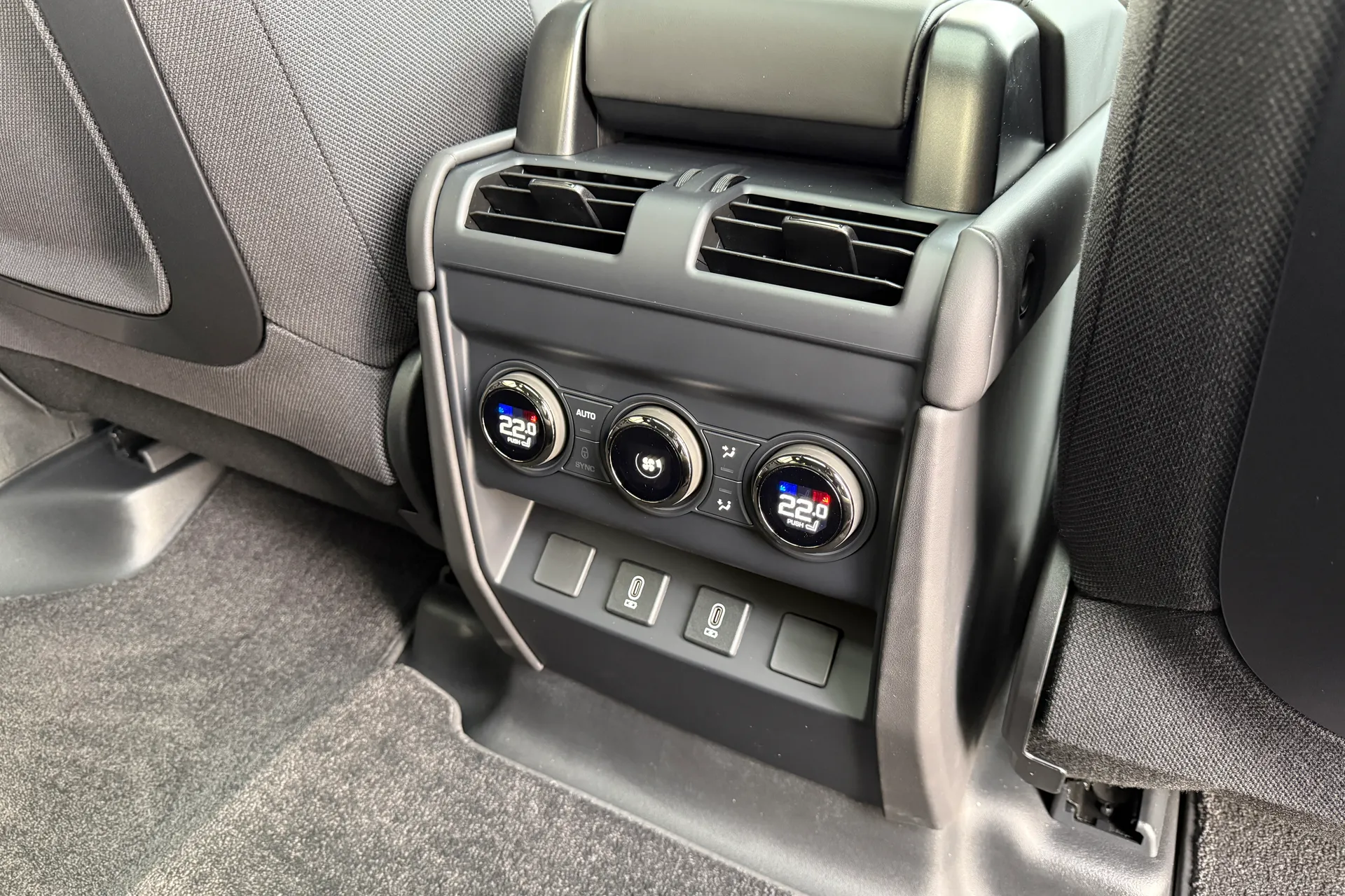 LAND ROVER Defender 110 thumbnail image number 56