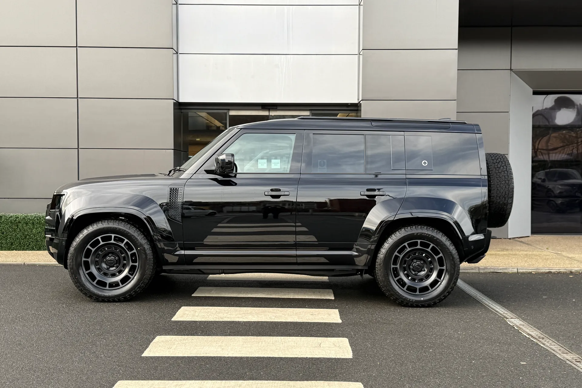 LAND ROVER Defender 110 thumbnail image number 11