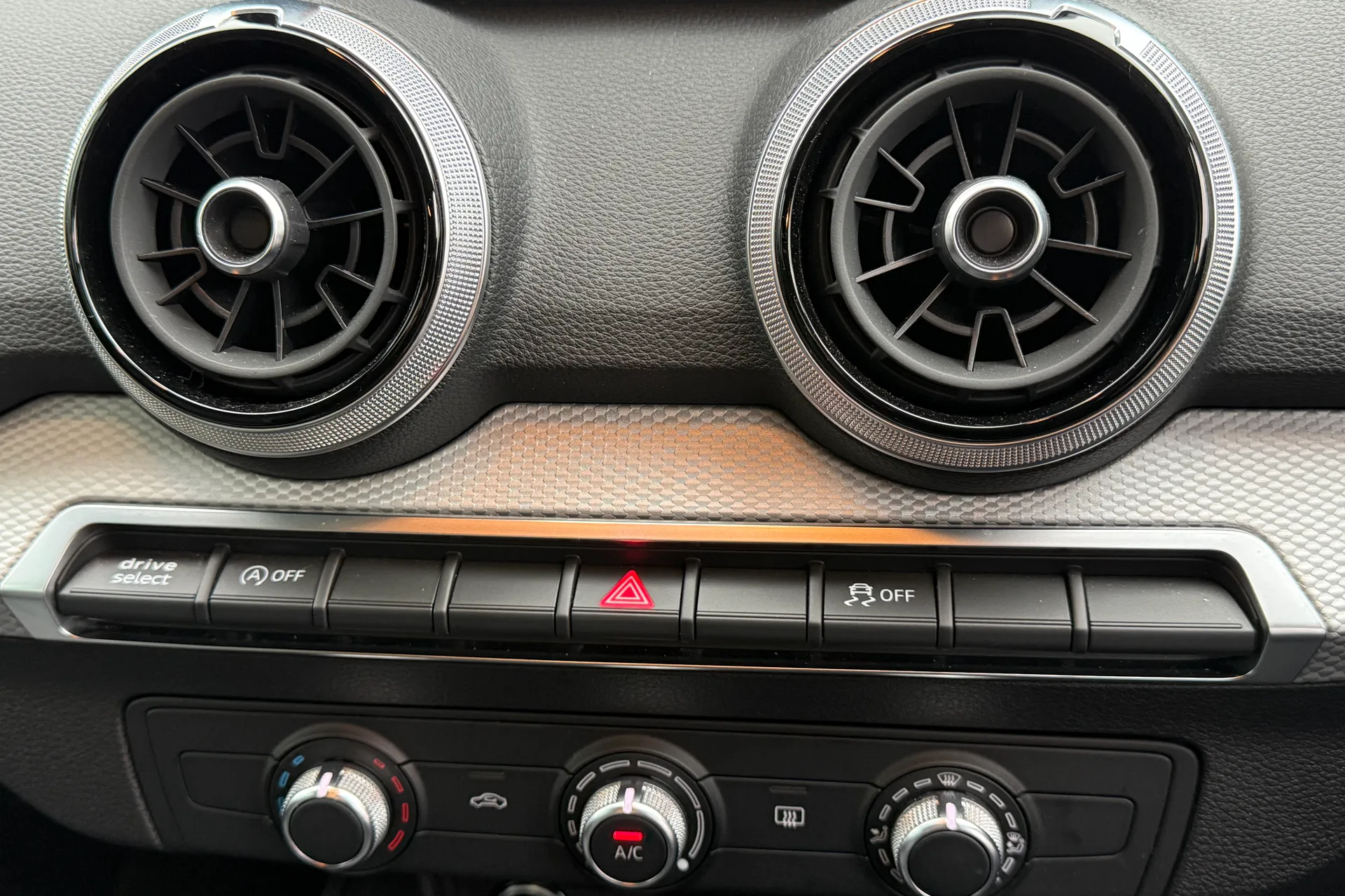 Audi Q2 thumbnail image number 44