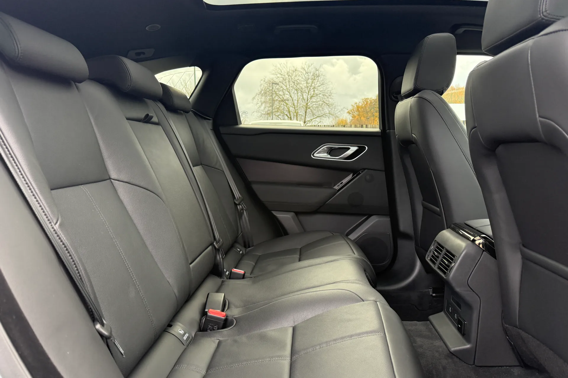 LAND ROVER RANGE ROVER VELAR thumbnail image number 35