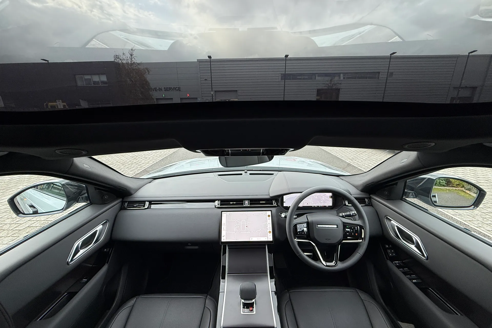 LAND ROVER RANGE ROVER VELAR thumbnail image number 3