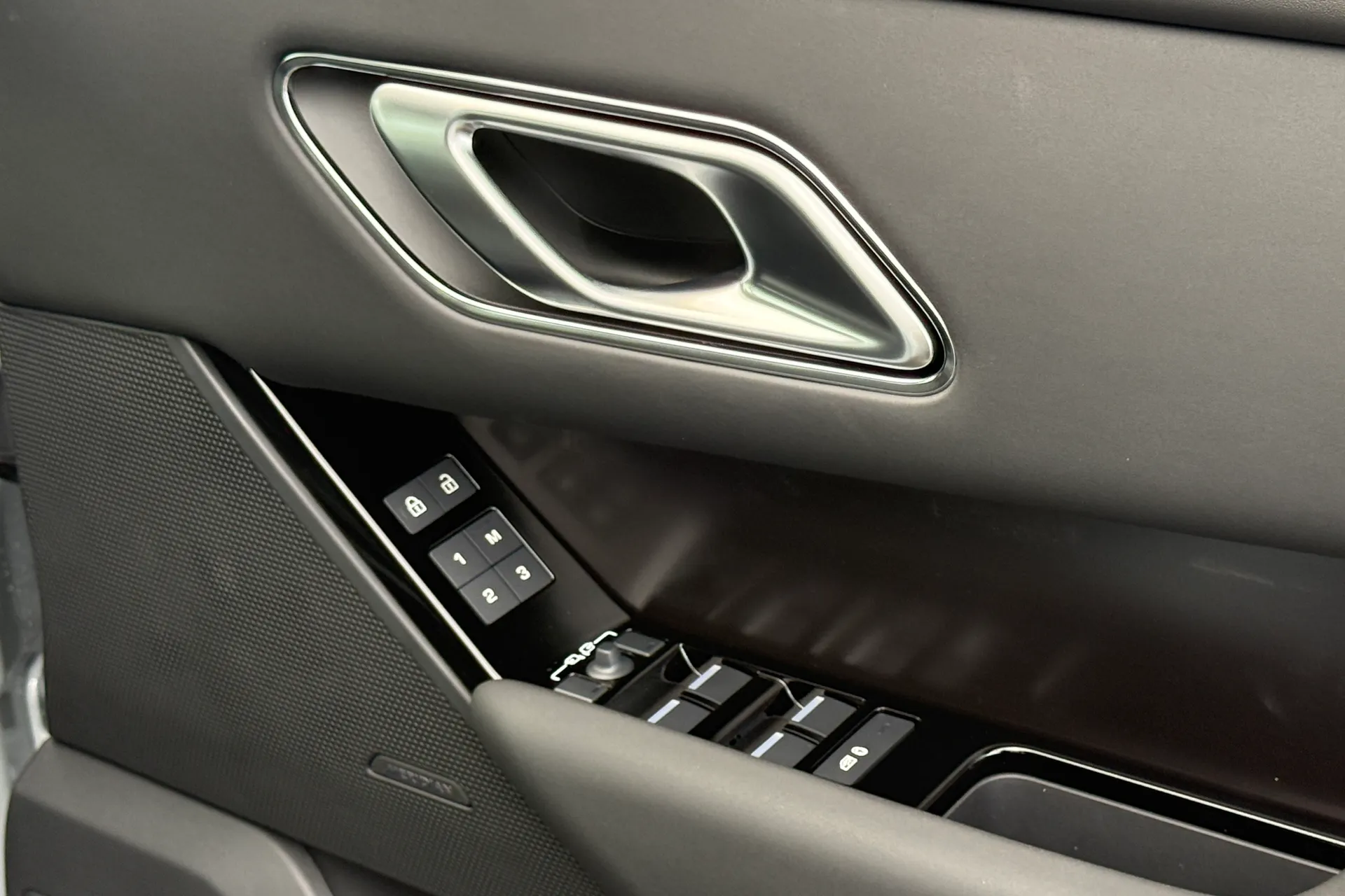 LAND ROVER RANGE ROVER VELAR thumbnail image number 25