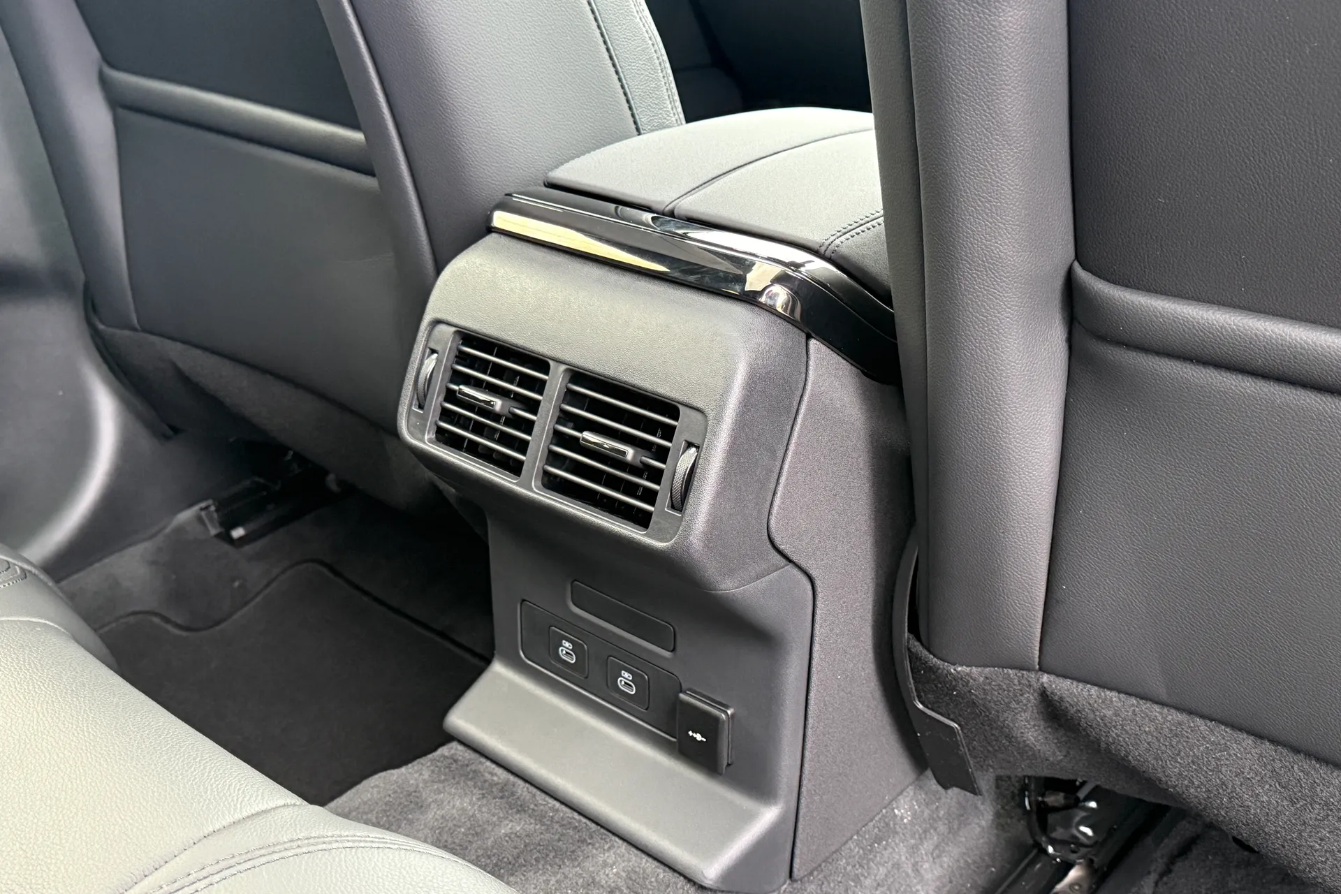 LAND ROVER RANGE ROVER VELAR thumbnail image number 39