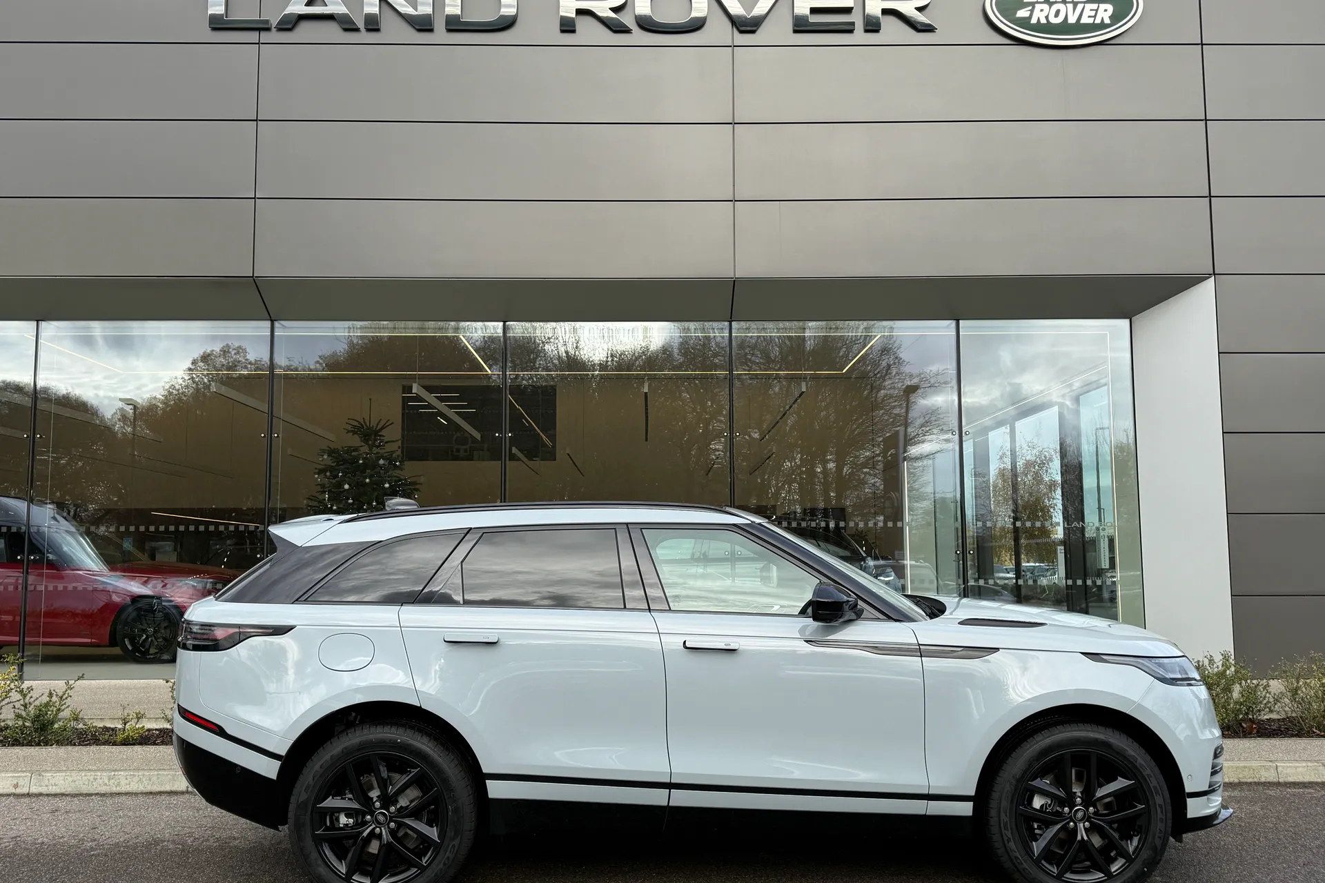 LAND ROVER RANGE ROVER VELAR thumbnail image number 2