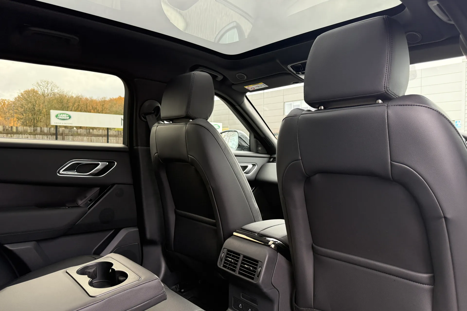 LAND ROVER RANGE ROVER VELAR thumbnail image number 38