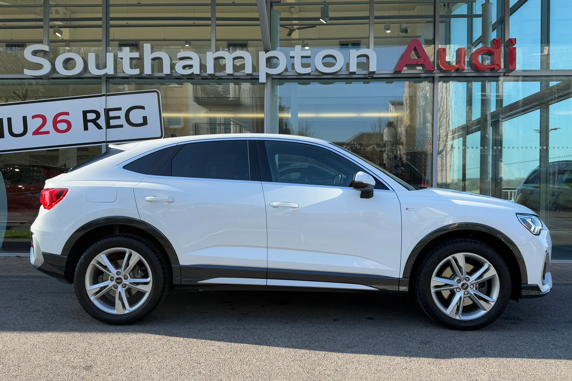 Audi Q3 thumbnail image number 2