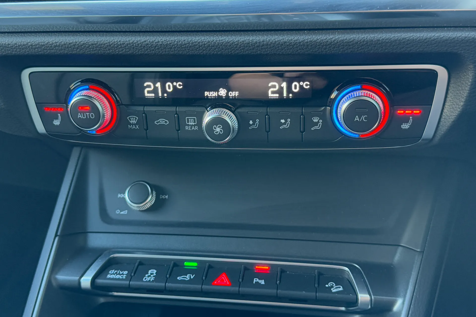 Audi Q3 thumbnail image number 20