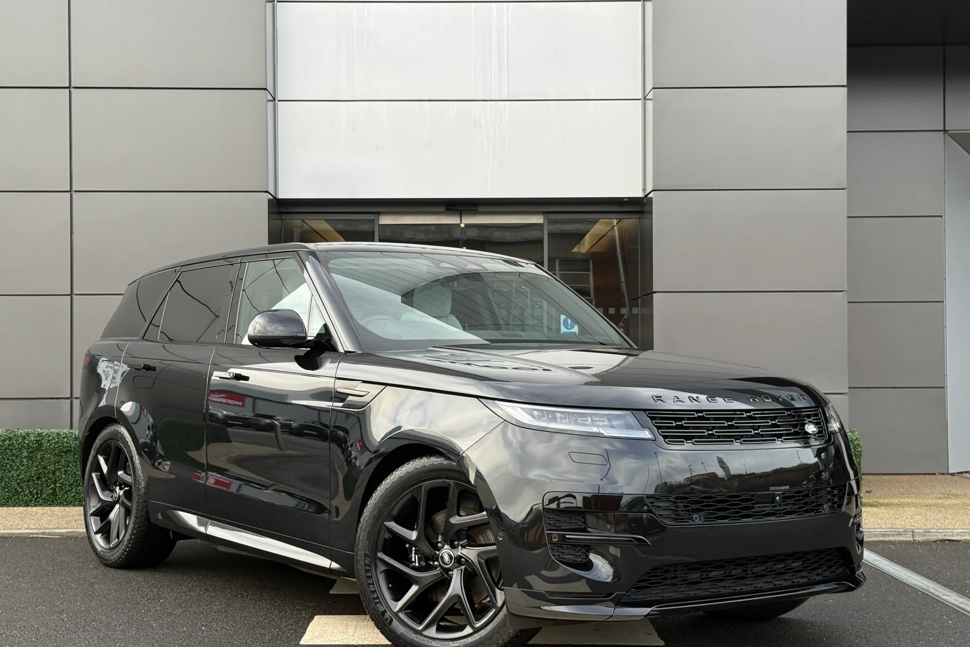 LAND ROVER RANGE ROVER SPORT focused image