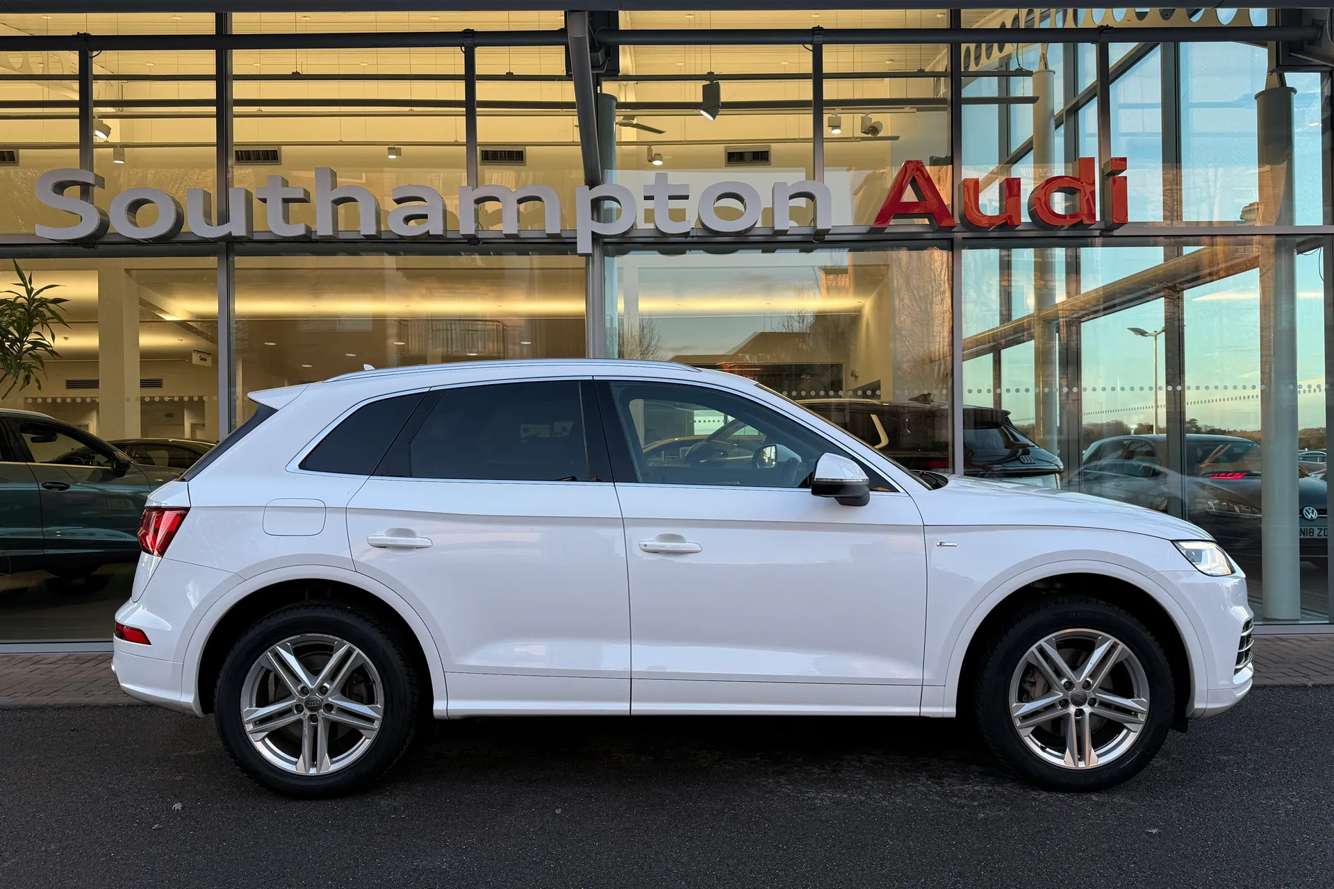 Audi Q5 thumbnail image number 2