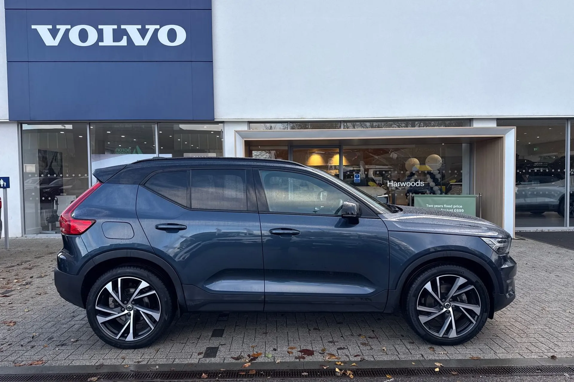Volvo XC40 thumbnail image number 2