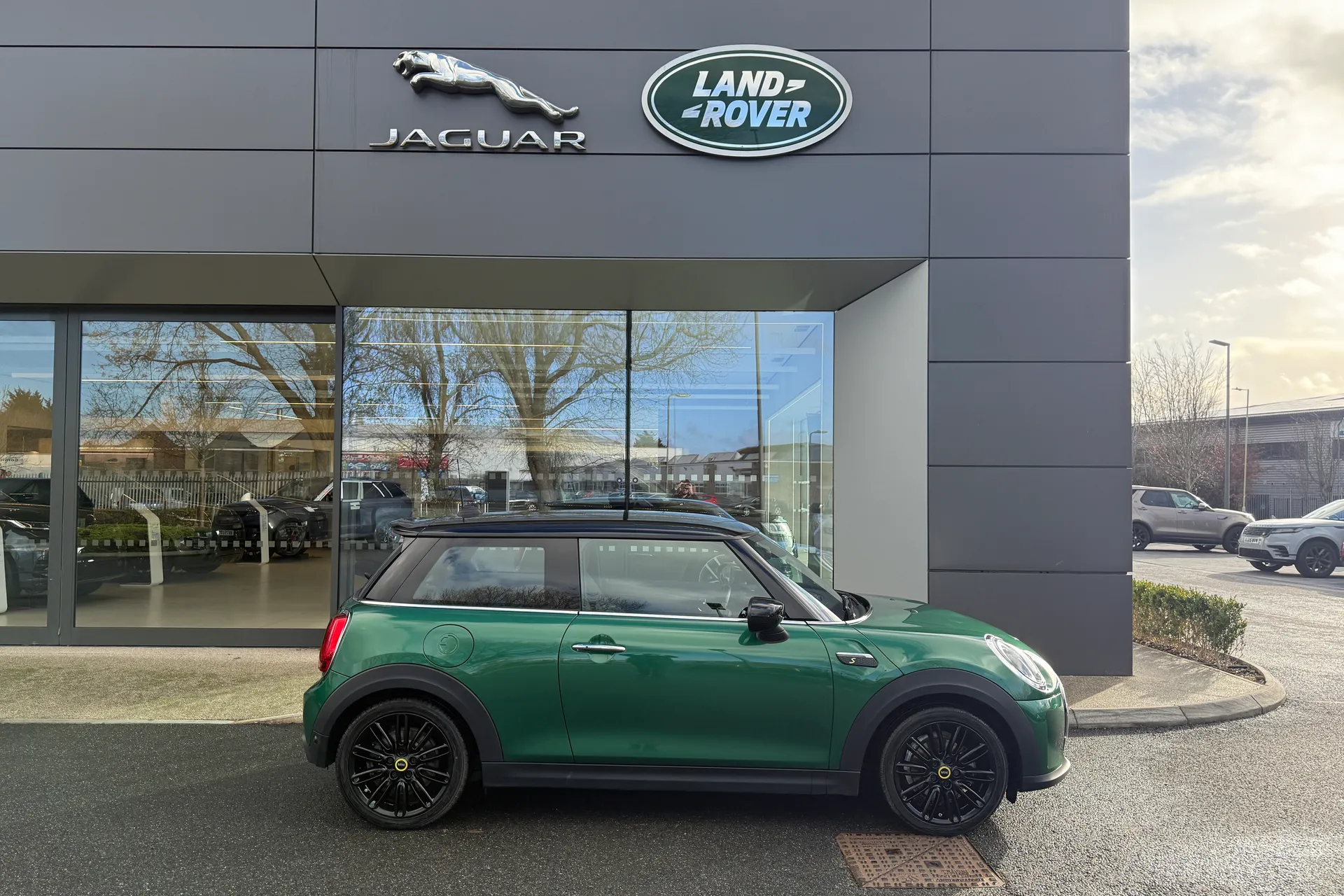 MINI HATCHBACK thumbnail image number 2