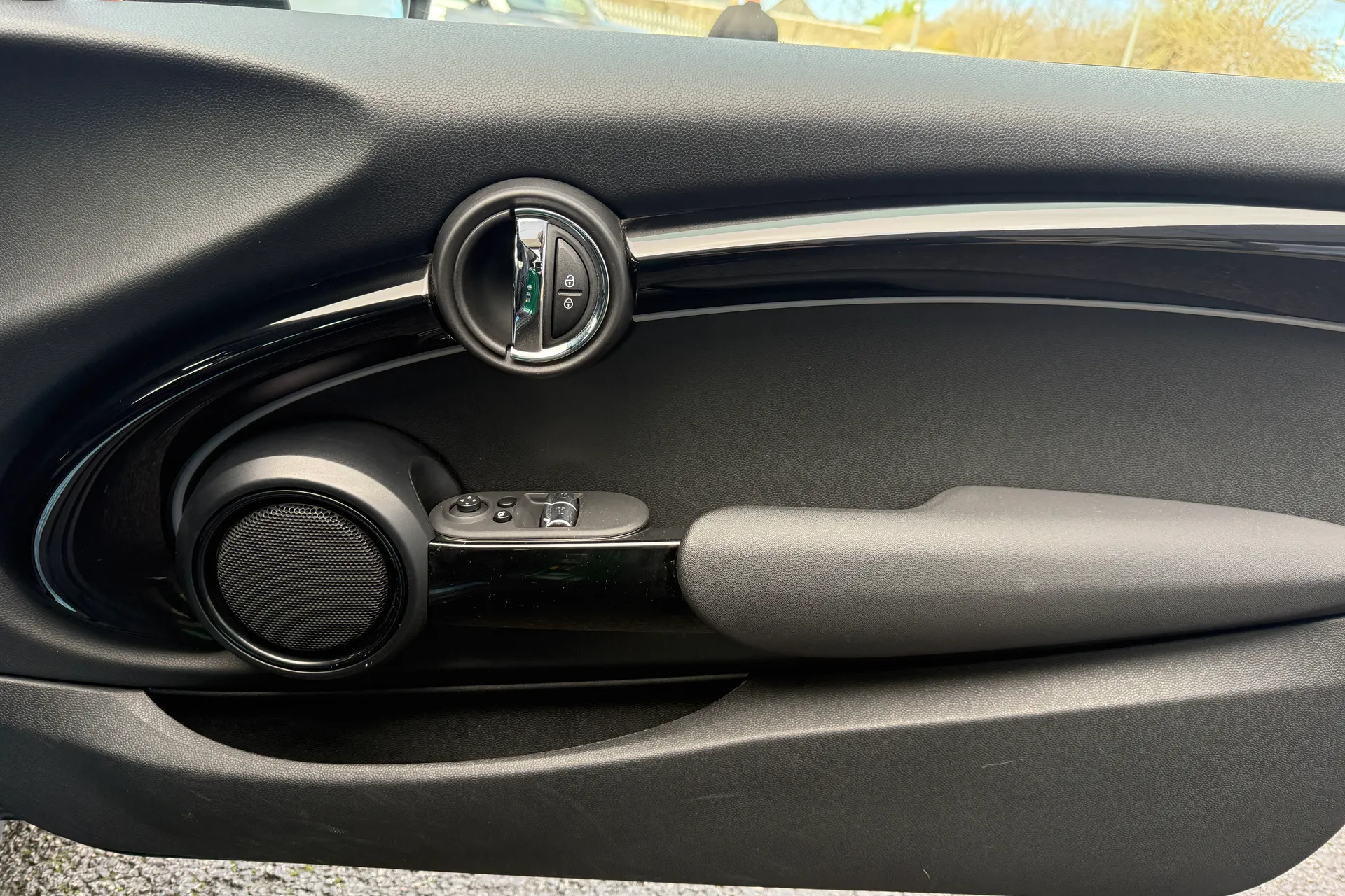 MINI HATCHBACK thumbnail image number 41