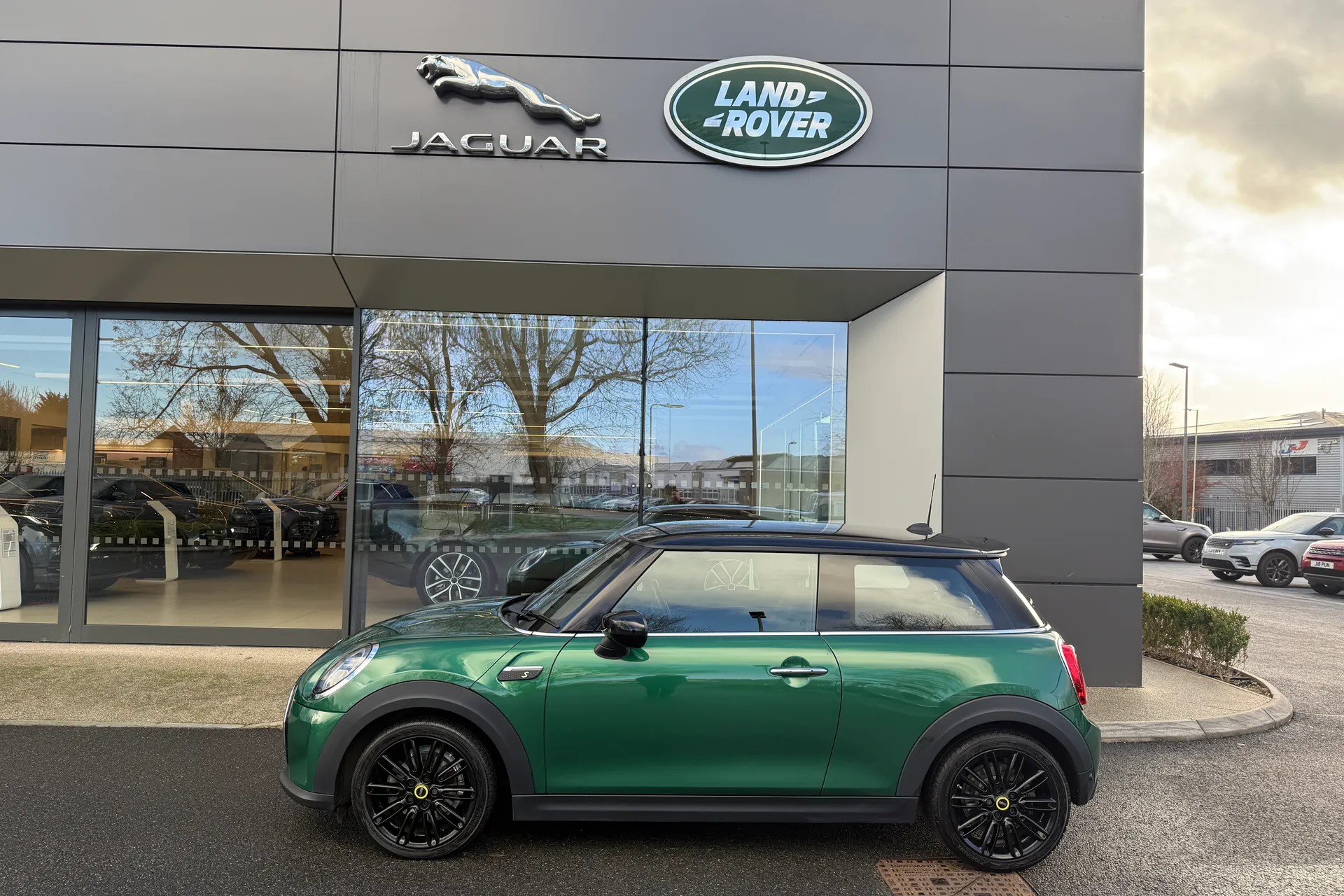 MINI HATCHBACK thumbnail image number 22