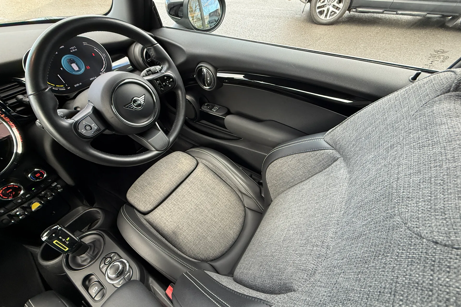 MINI HATCHBACK thumbnail image number 12