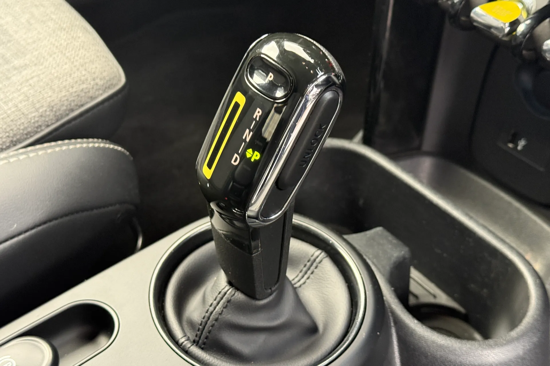 MINI HATCHBACK thumbnail image number 18