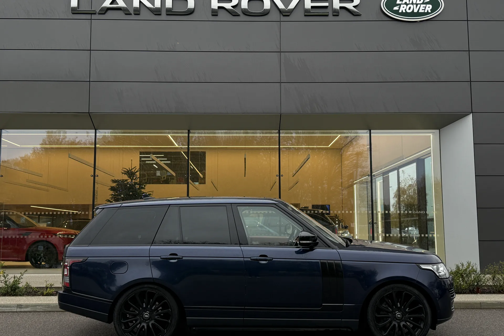 LAND ROVER RANGE ROVER thumbnail image number 2