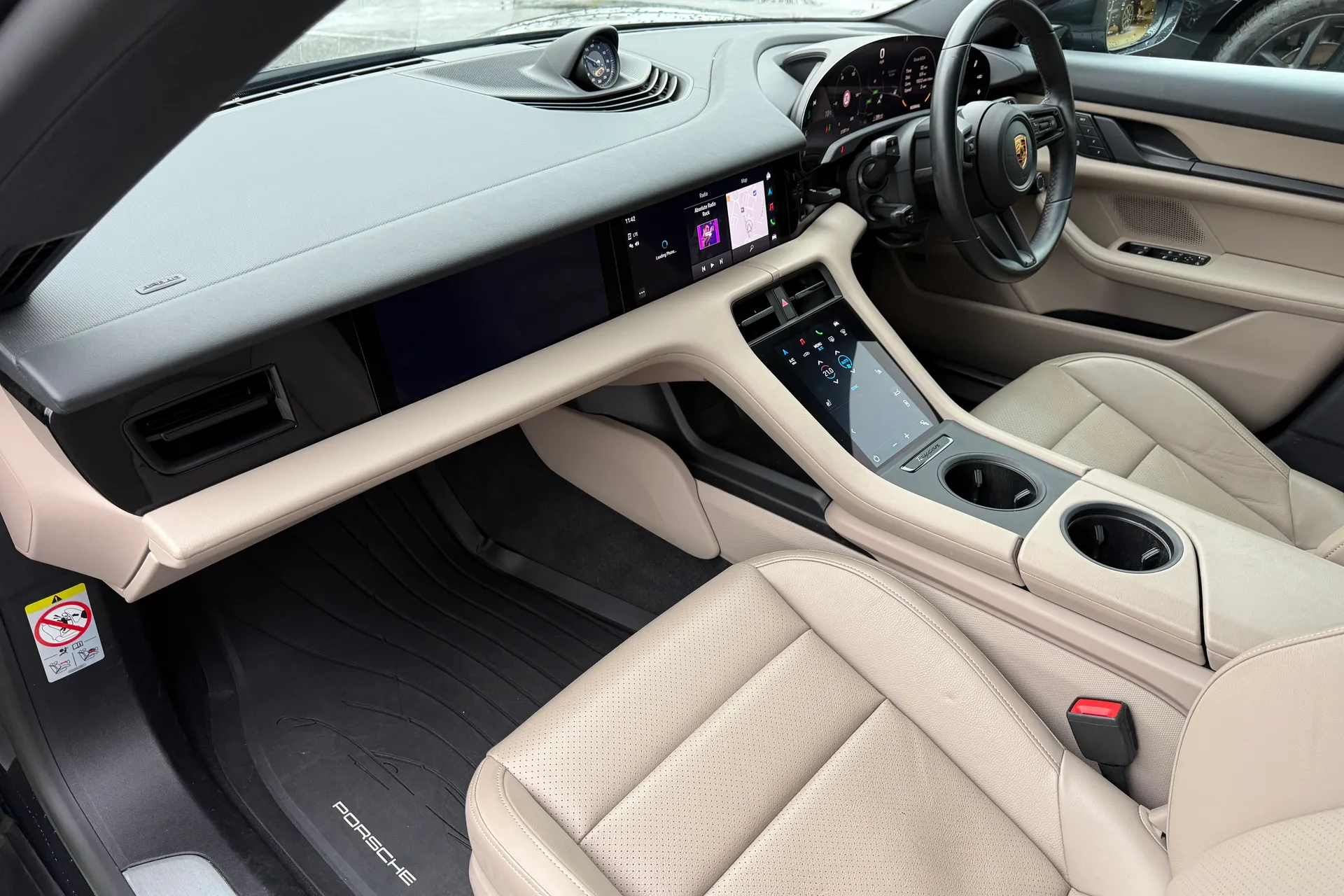 Porsche TAYCAN thumbnail image number 46