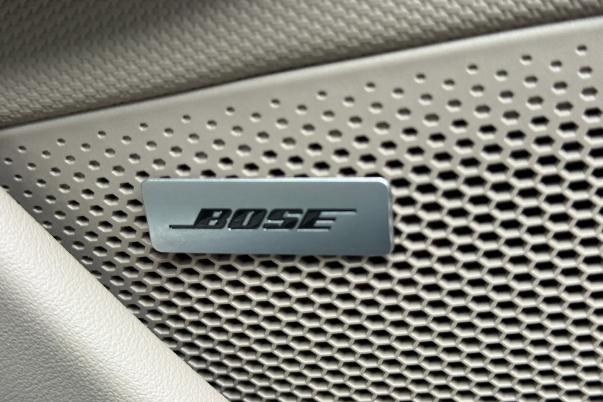 Porsche TAYCAN thumbnail image number 20